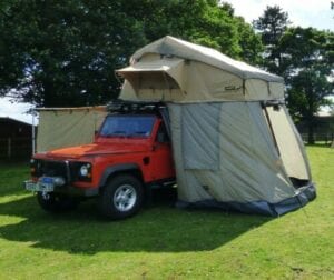 The Expedition roof top tent is a 3-person cheap roof tent that comes with an annex. When I say 3-person, it's rather for 2 adults and possibly 1 child, as the internal width is 140 cms. Size-wise, it is the size of the Ventura Deluxe 1.4, so the Direct 4x4 Expedition must have great specs to justify the difference in price. Having said that, selling just shy of £1,100, the Expedition is still very cheap... As I said, it is one of the smaller roof tents, it's 240cms long and 130cms high inside, the 140cms wide mattress is 7 cms thick. The annex can be zipped on, and the groundsheet is removable too, making it easier to keep it clean. The flysheet is made of heavy-duty polyester canvas and comes in 3 colors: sand yellow, granite grey or forest green. The ladder folds halfway (rather than being telescopic). It is worth noting that the manufacturer recommends the Expedition Roof Tent to be fitted across 3 or more roof bars a minimum of 1.2m apart for optimal safety and security.